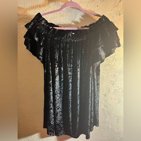 Black Velvet Off-Shoulder Top by UMGEE - Picture 5 of 6